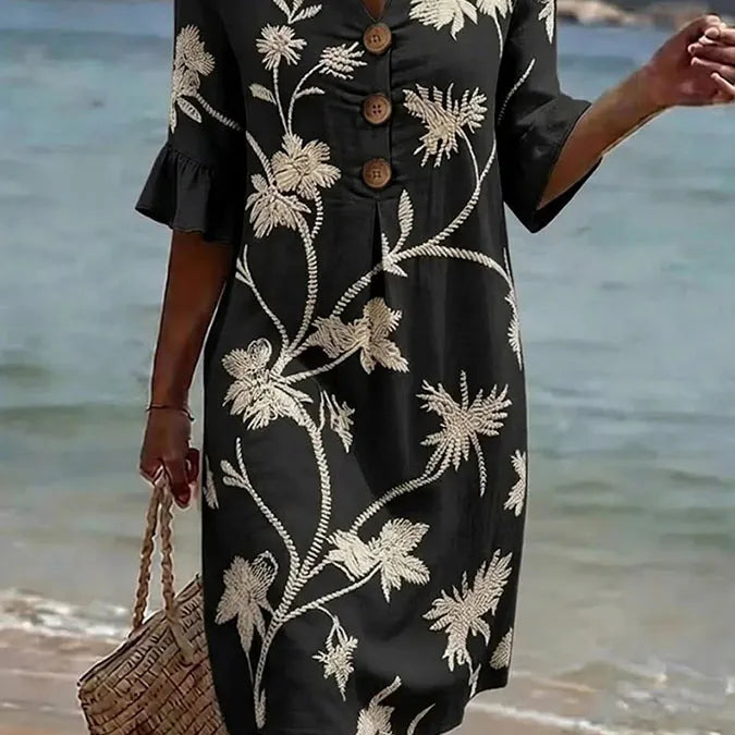 Casual women's dress with floral print.