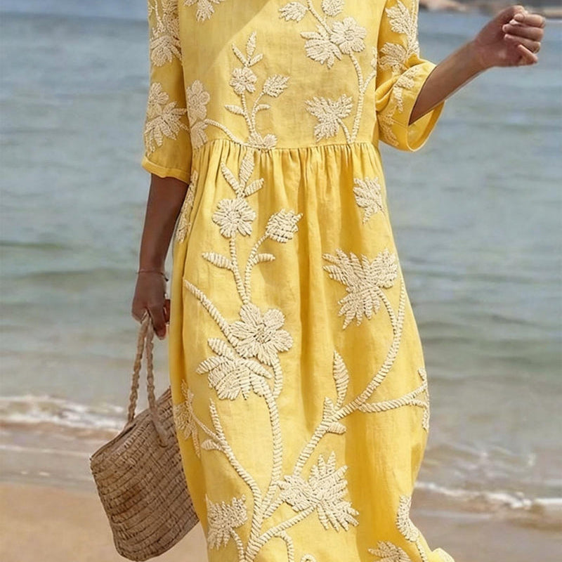 Casual women's dress with floral print.